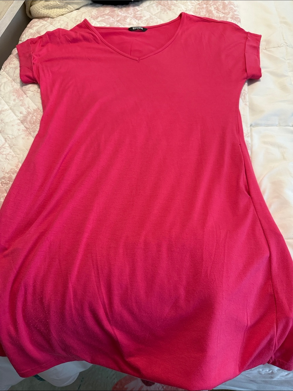 Relaxed V-Neck Short Sleeve Tunic in Bright Pink